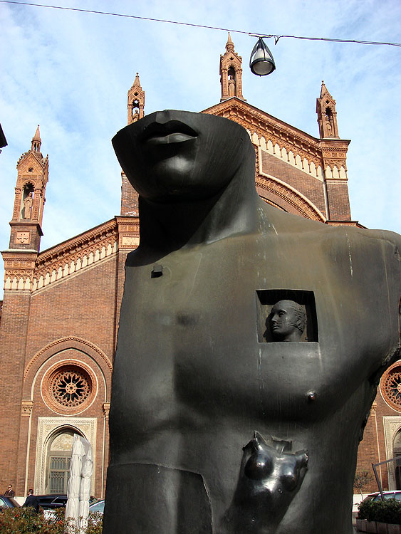 Милан, памятник в стилистике сюрреализма