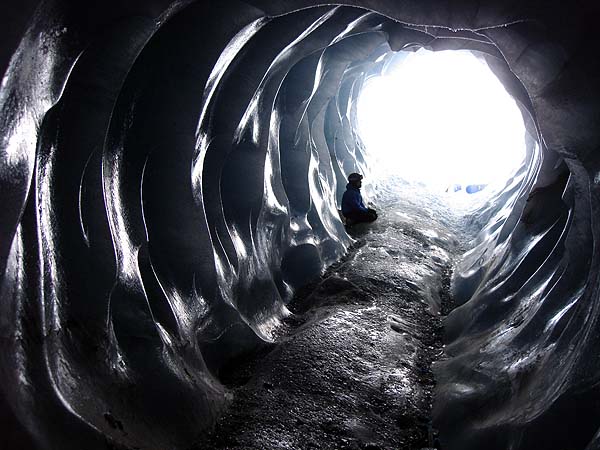 Ледяная пещера в Белой долине
